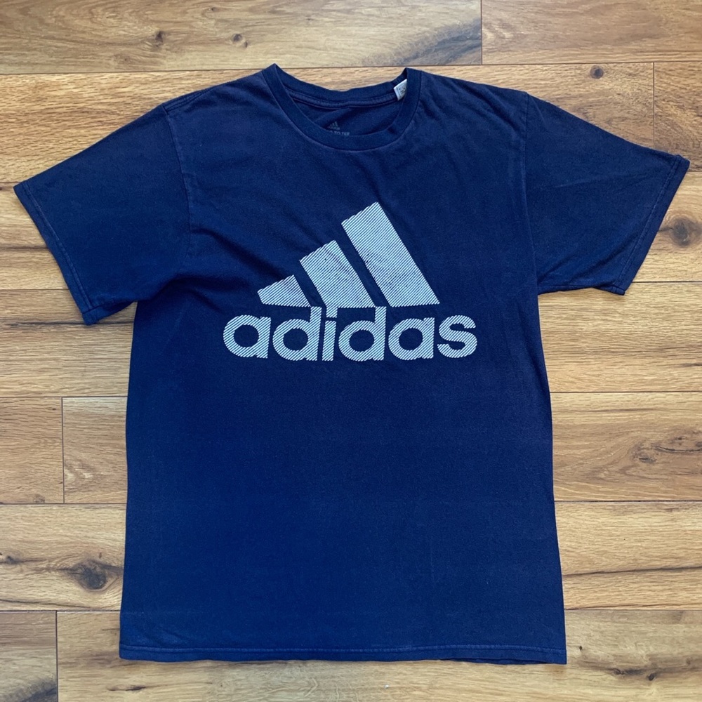🏁 Adidas t shirt

#adidas
#tshirt
#navyblue
#graphictee
#blue